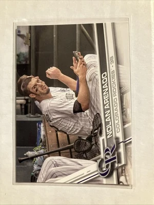 2017 Topps серия 2 вариация изображения Нолана Аренадо SP Dugout - Изображение 1 из 2