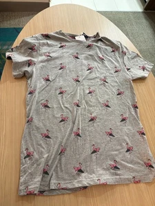 Camiseta Denim & Flower Ricky Singh Flamingo Estampado Tabla de Surf Grande NUEVA CON ETIQUETAS NUEVA Gris - Imagen 1 de 3