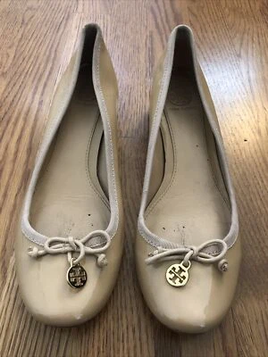 Tacón Tory Burch Nude Block charol 7,5 Foto 1 de 4