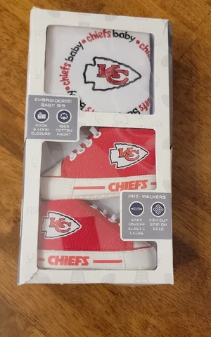 NFL Kansas City Chiefs 2-PC Gift Set Embroidered Baby Bib Pre-Walkers Baby Shoes Cover