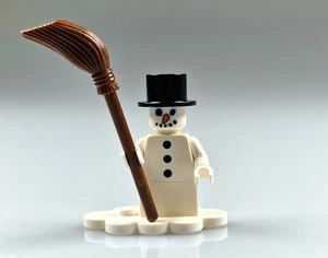 LEGO Minifigur Schneemann Unikat – handgraviert, mit Besen & Wolkenplatte - NEU - Bild 1 von 3