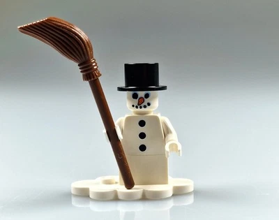 LEGO Minifigur Schneemann Unikat – handgraviert, mit Besen & Wolkenplatte - NEU - Bild 1 von 3