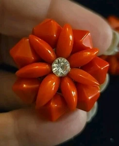 Pendientes hechos a mano de flores de coral y circonita cúbica piedras de coral rojo/naranja atornilladas  - Imagen 1 de 6