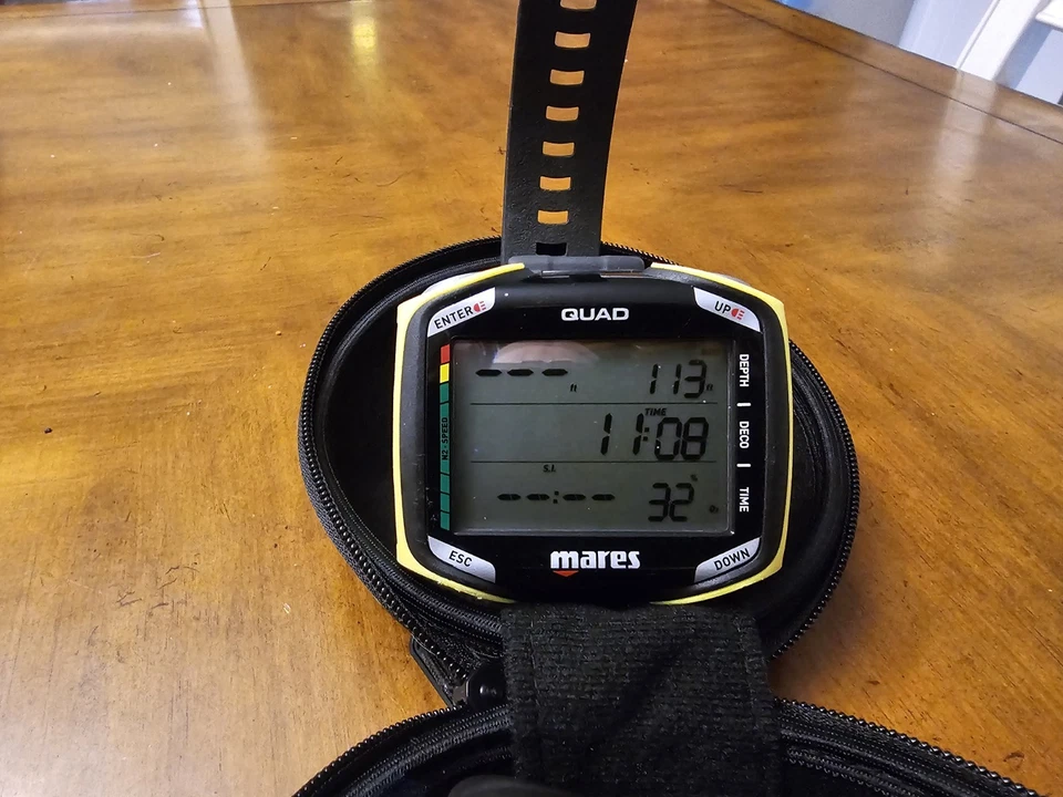 Computadora cuádruple Mares amarilla/negra con enlace azul, estuche Foto 1 de 4