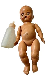 VINTAGE AGRESPOLY BABY PUPPE 1960er mit SCHLAFAUGEN & TÖPFCHEN HERGESTELLT IN HONGKONG 7 ZOLL - Bild 1 von 16