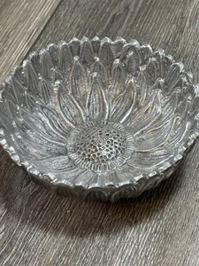 Plato de baratija R.H. MACY & CO. Metal Girasol Pedal Hecho en India - Imagen 1 de 12