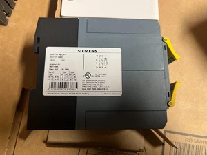 Siemens 3SK1121-1AB40 RELÉ DE SEGURIDAD SIRIUS RELÉS ADV Nuevo EN CAJA - Imagen 1 de 2