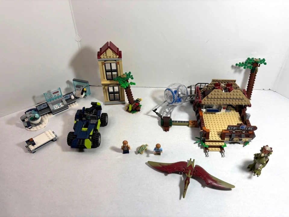 LEGO Jurassic World: Indominus rex 75941 + lab 75939 + car 70826, etc. - Image 1 of 4