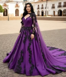 Vestido de novia gótico morado con apliques de encaje negro línea A de tul largo nupcial - Imagen 1 de 9