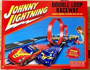 Johnny Lightning Doppelschleife Rennstrecke Fernbedienung Slot Auto Set #JLRS001 1:43 Maßstab - Bild 1 von 2