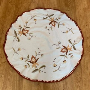 Handmade Vintage Floral Embroidered Round Tablecloth Cover Crochet Trim Textures - Bild 1 von 7