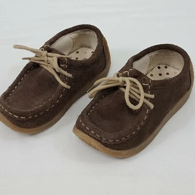 Zapatos Oxford Old Navy para niños pequeños marrón gamuza con cordones talla 2T Foto 1 de 4