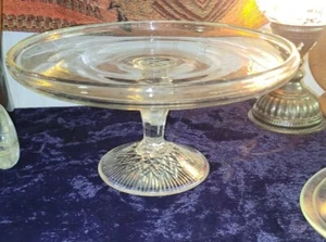 Brillanter Kuchenständer aus den 1930er Jahren - 10" Durchmesser x 5" hoch schöner geschliffener Glasboden - Bild 1 von 5