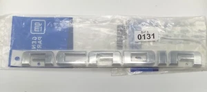 OEM NUEVO 07-17 Gmc Acadia puerta trasera puerta levadiza emblema cromo 15272042 - Imagen 1 de 2