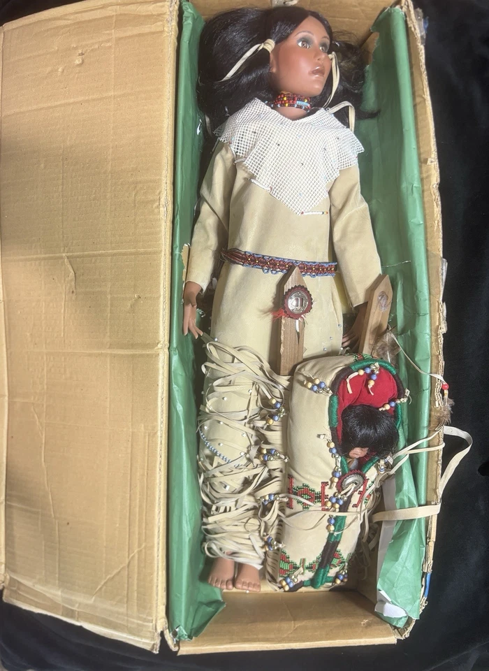 Muñeca de porcelana Timeless Collections Desert Wind 30" indio americano 2104/5000 Foto 1 de 4