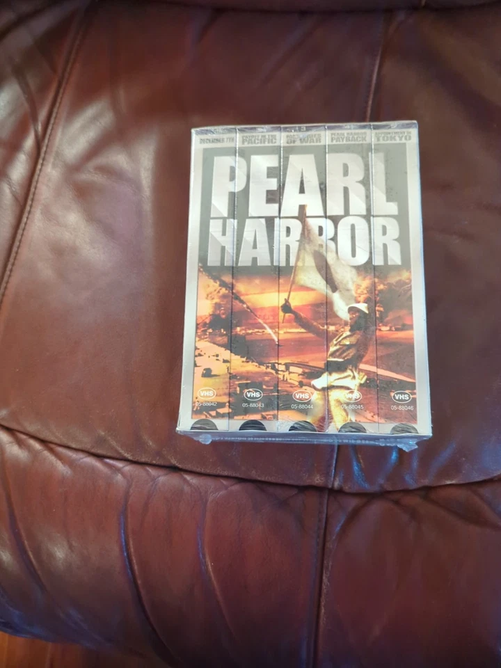 This is a brand new, factory-sealed Pearl Harbor 5-Pack VHS set released in 2001 Foto 1 de 4