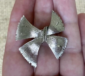 Broche de arco vintage JJ Jonette tono plata coqueta twee retro minimalista - Imagen 1 de 5