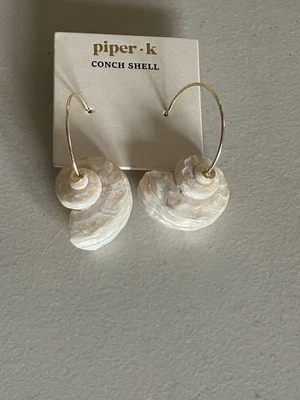 PIPER.K CONCH SHELL GOLD TONE HOOP DROP EARRINGS SNAP CLOSURE 2,25” - Image 1 of 4