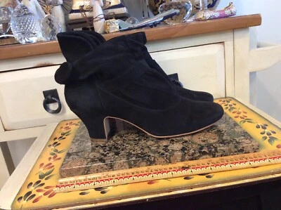  BOUTIQUE 9 LINDA Black Suede Mid Heel Rushed Ankle Boots Size 8 M  - Image 1 of 4