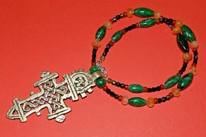 Collar de cruz cristiana copta etíope con cuentas de cornalina, malaquita y vidrio - Imagen 1 de 6