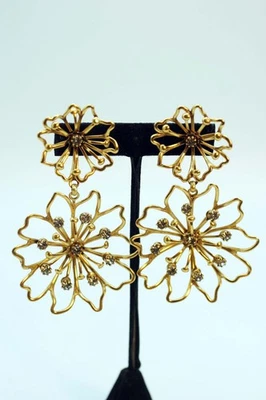 PENDIENTES FLORES PERFORADAS ELIZABETH COLE TONO DORADO Y ESTRÁS Foto 1 de 4