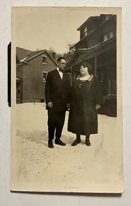 Gruseliges Ehemann & Frau Vintage s/w Foto 3x5 Paar steht in Show - Bild 1 von 2