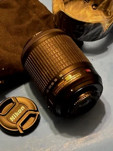 Neuwertig - NIKON DX AF-S Zoom 55-200mm f4-5.6 G ED VR Objektivdeckel Haube Etui mit Versand - Bild 1 von 3