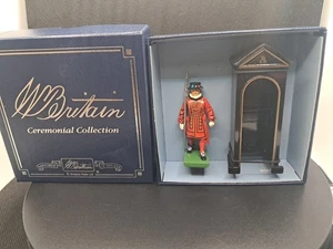 BRITAINS 00088 TOWER OF LONDON CEREMONIAL BEEFEATER GUARD + SENTRY BOX SET - Picture 1 of 3