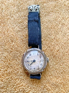 20er Jahre Damen Vintage Swiss Queen Armbanduhr mit Stoffband Art Deco Stil - Bild 1 von 2