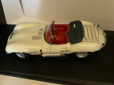 Autoart Jaguar XK-SS 1:18 en blanco 1956 Foto 1 de 4