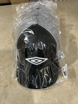FUNDA de 14 gorras ajustables con logotipo bordado Umbro negras/grises Foto 1 de 4