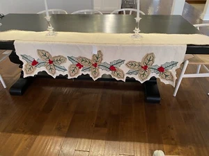 Cynthia Rowley Holly Burlap Christmas Table Runner NWT - Picture 1 of 8