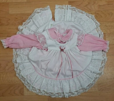 Vestido Bryan 2 Piezas Niñas Talla 2T Rosa Rayas Delantal Volantes Encaje Lazos Cintas Foto 1 de 4