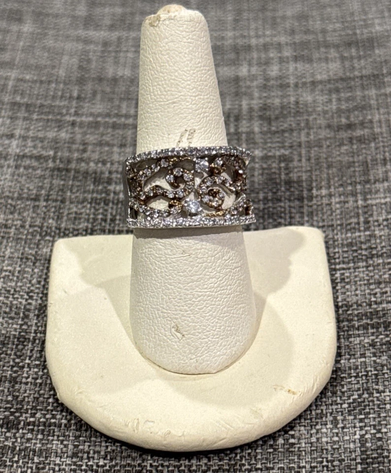 Anillo ancho de circonita cúbica de trabajo con desplazamiento de 2 tonos tono dorado ~ estilo de banda ~ talla 7 ~ 7 g Foto 1 de 4