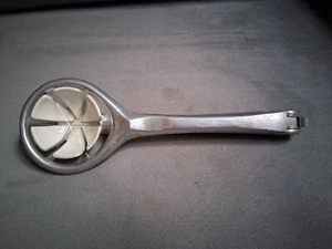 VINTAGE WESTMARK COLUMBUS EGG / FRUIT SLICER / WEDGER WITH LOCKING HANDLE - Picture 1 of 4