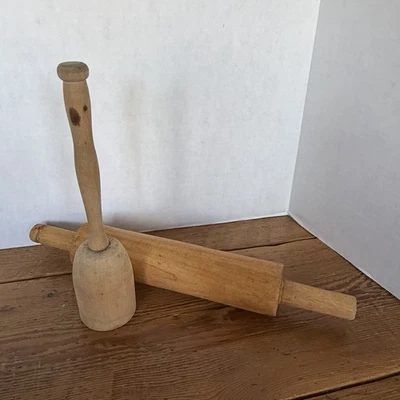 Lote de 2 herramientas de cocina de madera antiguas/de colección rodillo y triturador granja hornear Foto 1 de 4