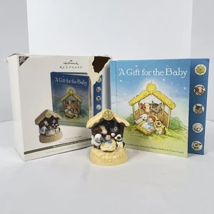 Hallmark Keepsake "Un regalo per bambino" ornamento interattivo 2011 musica parla luce - Foto 1 di 21