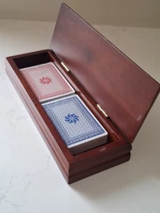Holzkiste mit 2 neuen Spielkarten Packungen in Verpackung 9"x3" - Bild 1 von 10