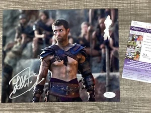 (SSG) Foto firmada por Liam McIntyre 10X8 color "SPARTACUS" "Hércules" con certificado de autenticidad JSA - Imagen 1 de 5