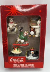Coca-Cola Trim-A-Tree Set di 5 Ornamenti in Miniatura Orso Polare e Pinguino Raro - Foto 1 di 9
