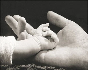 POSTER Sarah in der Hand ihres Vaters - Bild 1 von 1