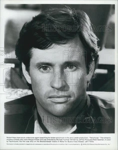 1983 Pressefoto Robert Hays im "Trenchcoat" - DFPG27515 - Bild 1 von 2