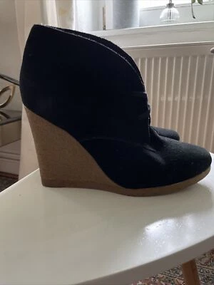 Black Lace-up Suede Wedges with Rubber Soles- Size 39 EUR/ 9 US  - Bild 1 von 4