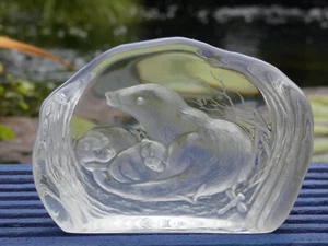 Dartington Crystal Glass Paperweight Otter with Pups Signed Capredoni - Picture 1 of 7