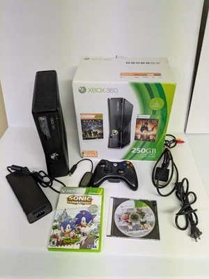 Consola Microsoft Xbox 360 S 4GB 2 Juegos 250 GB Controlador Disco Duro En Caja  Foto 1 de 4