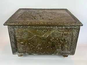 Antiguo cofre de latón y madera Repousse del siglo XIX - Caja de chimenea escena de taberna - Imagen 1 de 24