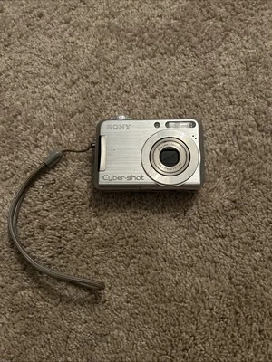 Sony Cyber-Shot DSC-S700 7.2MP Digital Camera BLURRY Read Description - Image 1 of 4