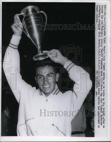 1959 Press Photo NYC Peru's Alex Olmedo & Indoor Tennis trophy - nes29538