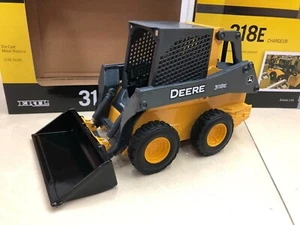 ERTL 1/16 Scale JOHN DEERE 318E SKID STEER LOADER Diecast Model Toy Gift NIB - Picture 1 of 5