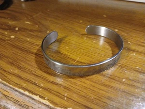 Edelstahl Armreif Armband mit geätzten Wellen mit Innengravur (lesen) - Bild 1 von 4